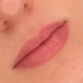 Lippenpigmentierung bei Xenia Frank Salach- sanfte Farbergebnisse Abgeheilte Lippenpigmentierung mit natürlichem Ergebnis und gleichmäßiger Lippenfarbe