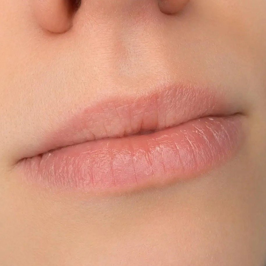 Lippenpigmentierung bei Xenia Frank Salach- sanfte Farbergebnisse Lippen vor der Lippenpigmentierung – blasse Lippen ohne klare Kontur und Farbe