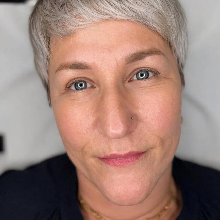Lippenpigmentierung bei Xenia Frank Salach- sanfte Farbergebnisse Abgeheiltes Powder Brows Ergebnis mit weicher und natürlicher Schattierung der Augenbrauen
