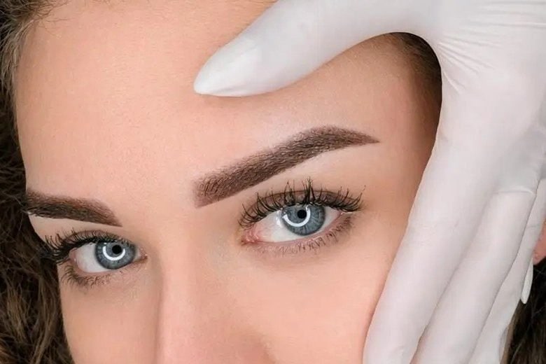 Lippenpigmentierung bei Xenia Frank Salach- sanfte Farbergebnisse Feine Schattierung der Augenbrauen bei Powder Brows für ein natürliches Ergebnis