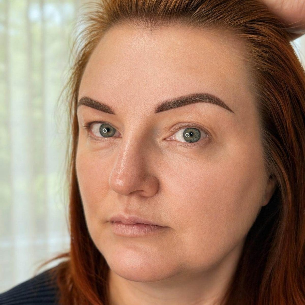 Lippenpigmentierung bei Xenia Frank Salach- sanfte Farbergebnisse Frisches Ergebnis nach Powder Brows Behandlung mit präzise pigmentierten Augenbrauen