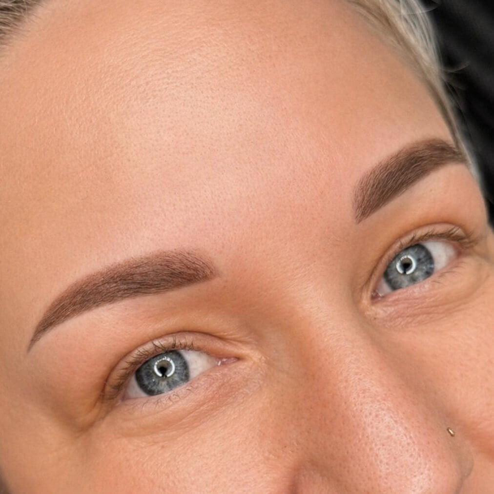 Lippenpigmentierung bei Xenia Frank Salach- sanfte Farbergebnisse Frisches Ergebnis direkt nach der Powder Brows Behandlung mit intensiverer Pigmentierung