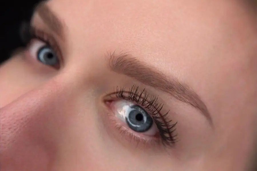 Lippenpigmentierung bei Xenia Frank Salach- sanfte Farbergebnisse Natürliches Ergebnis von Powder Brows mit weicher Schattierung der Augenbrauen
