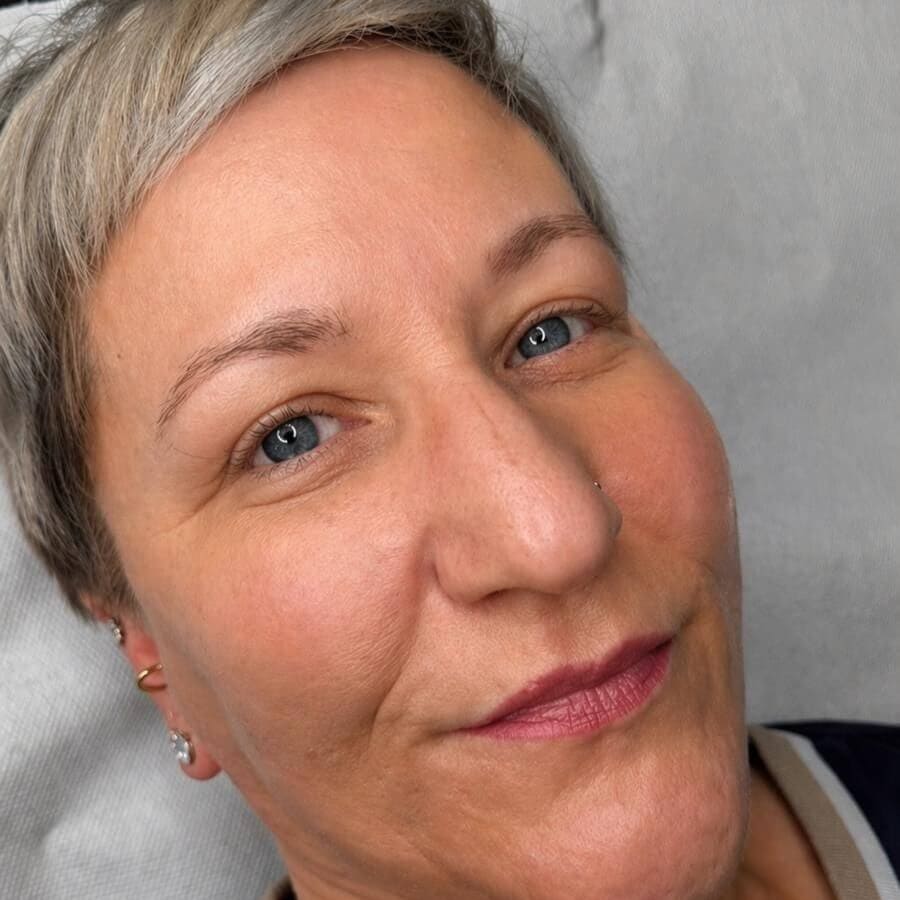 Lippenpigmentierung bei Xenia Frank Salach- sanfte Farbergebnisse Augenbrauen vor der Powder Brows Behandlung mit heller und ungleichmäßiger Form