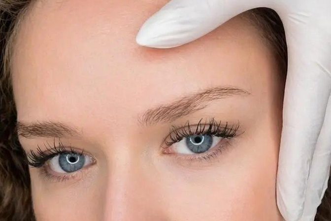 Lippenpigmentierung bei Xenia Frank Salach- sanfte Farbergebnisse Augenbrauen vor einer Powder Brows Behandlung mit ungleichmäßiger Form