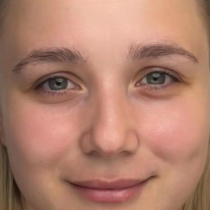 Lippenpigmentierung bei Xenia Frank Salach- sanfte Farbergebnisse Augenbrauen vor der Powder Brows Behandlung mit unregelmäßiger Form