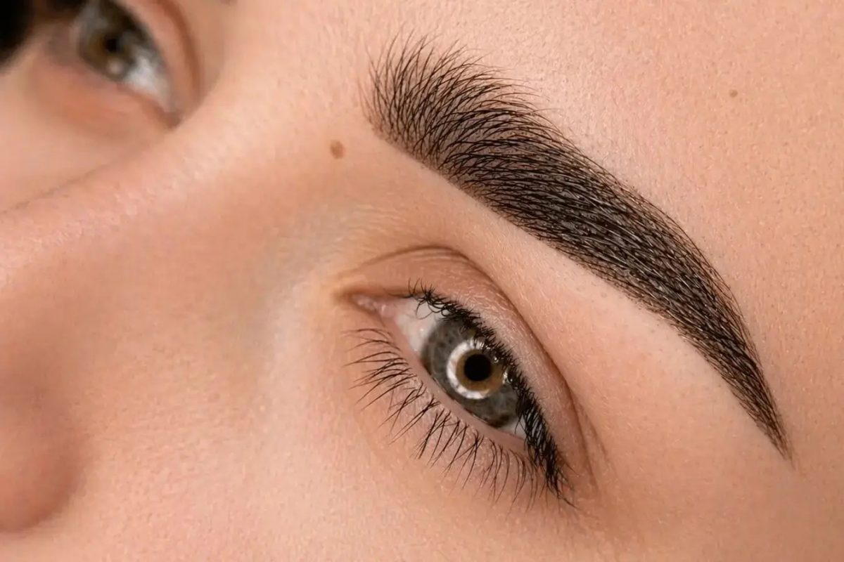 Lippenpigmentierung bei Xenia Frank Salach- sanfte Farbergebnisse Powder Brows Behandlung für natürlich geformte und volle Augenbrauen