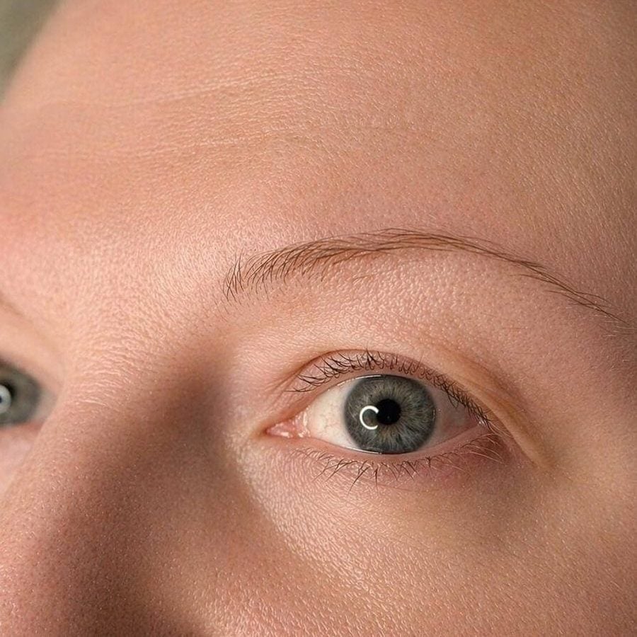 powder brows vorher 3 edited 1 | Lippenpigmentierung bei Xenia Frank Salach- sanfte Farbergebnisse%flen Augenbrauen vor der Powder Brows Behandlung mit lückenhafter und ungleichmäßiger Form